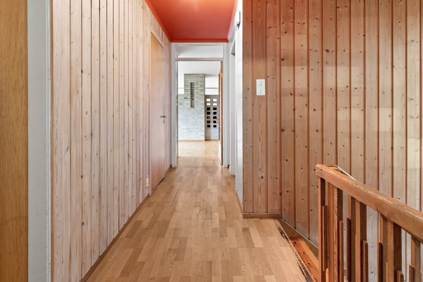 Viare inn i etasjen finn ein... Galleribilde