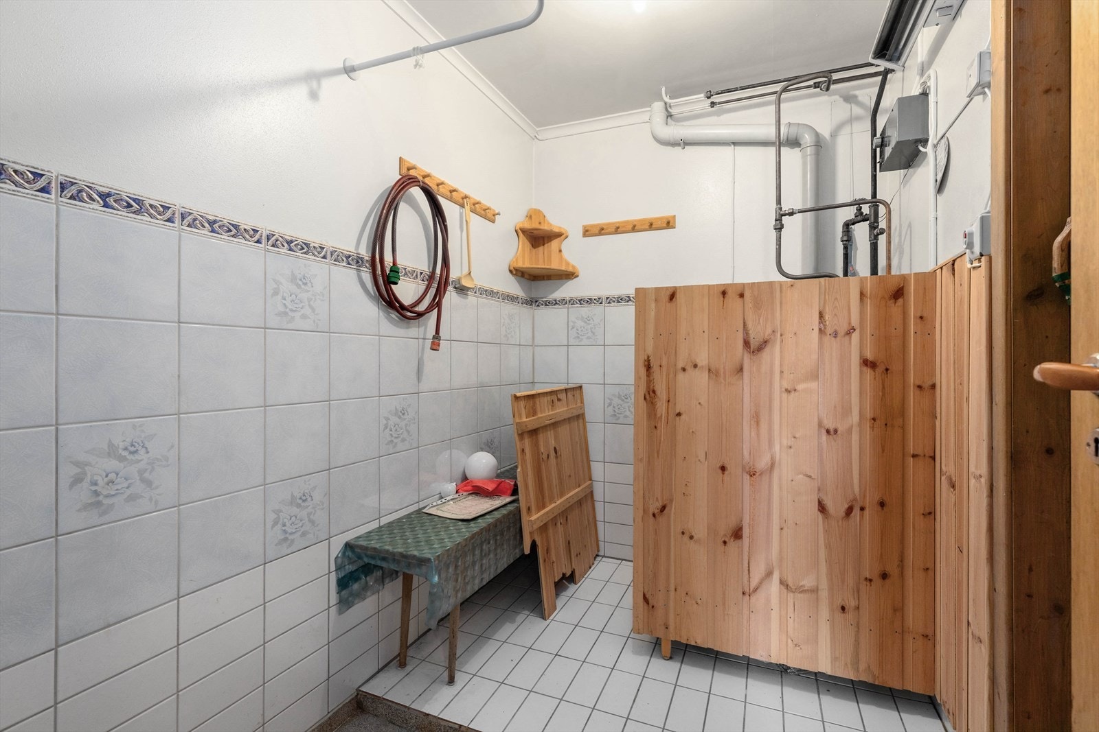 Flisa bad med oppgraderingsbehov, på dette badet har ein og... Galleribilde