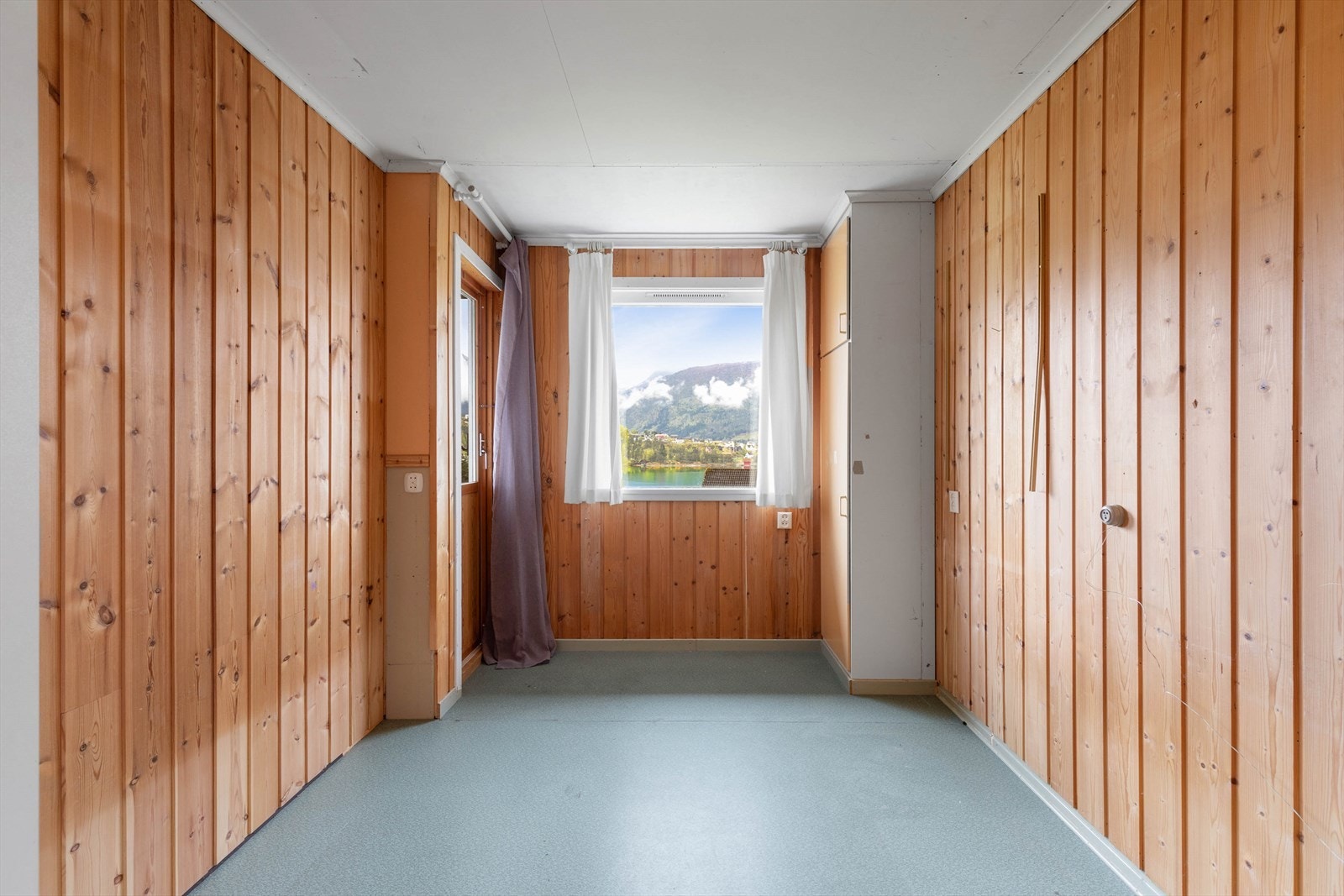 ... og fleire soverom med plass til seng og garderobe. Her har du eit blankt lerret du kan skape det slik du ynskjer. Galleribilde