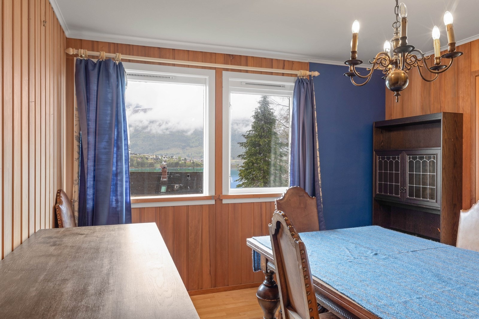 Siste del av sosialsone i hovudetasje er ei spisestove med god plass til møblering. Galleribilde