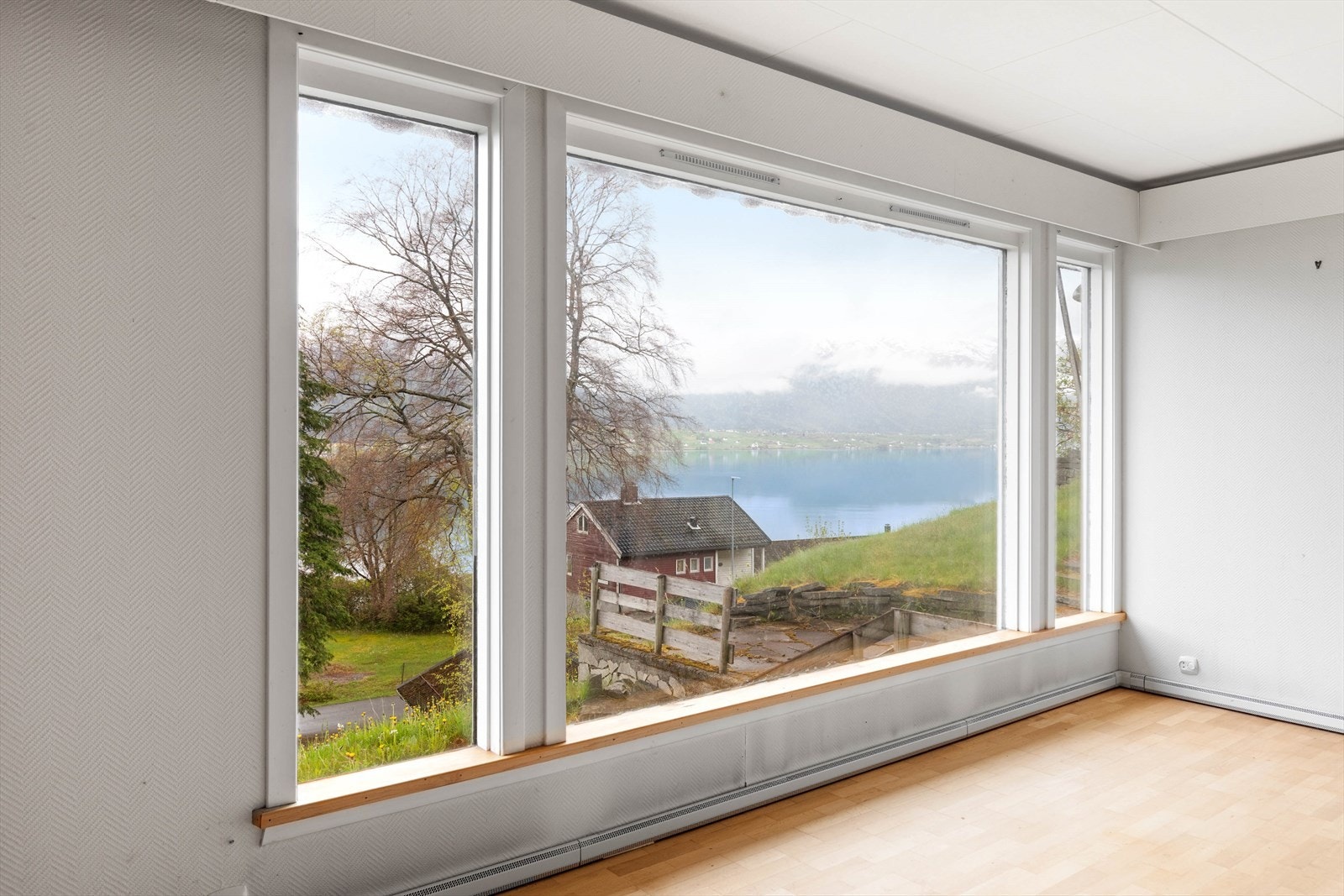 Frå stova er det gode utsiktstilhøve over nærområdet. Galleribilde