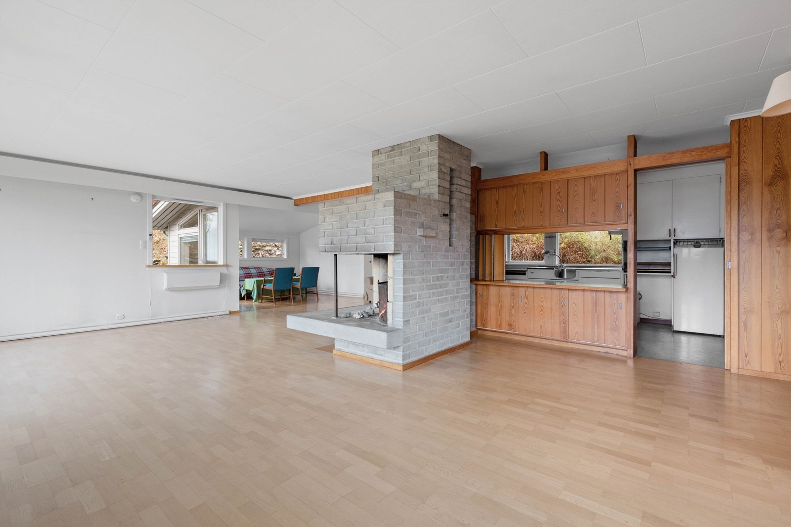 Stova og kjøkkenet er adskilt med... Galleribilde