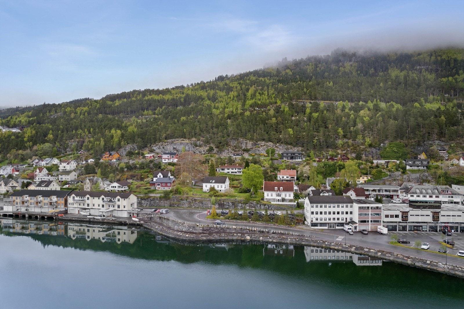 Frå eigedommen er det gangavstand til alt ein måtte trenge i kvardagen. Galleribilde