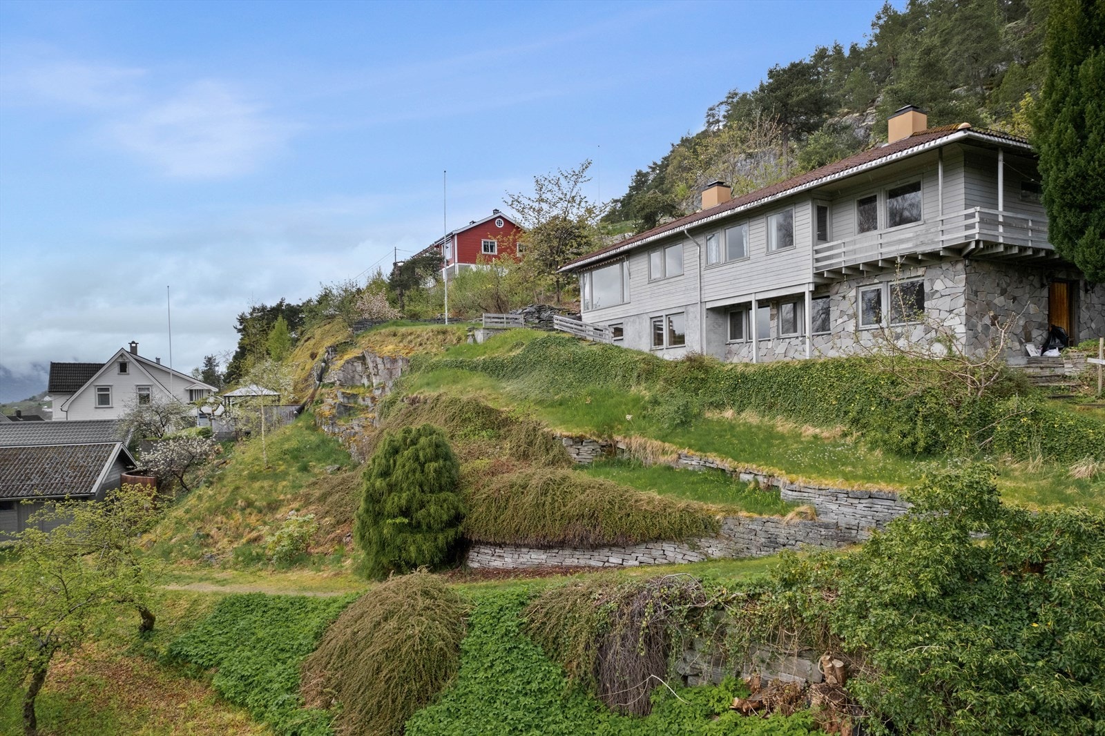 Stor einebustad med oppussingsbehov. Galleribilde