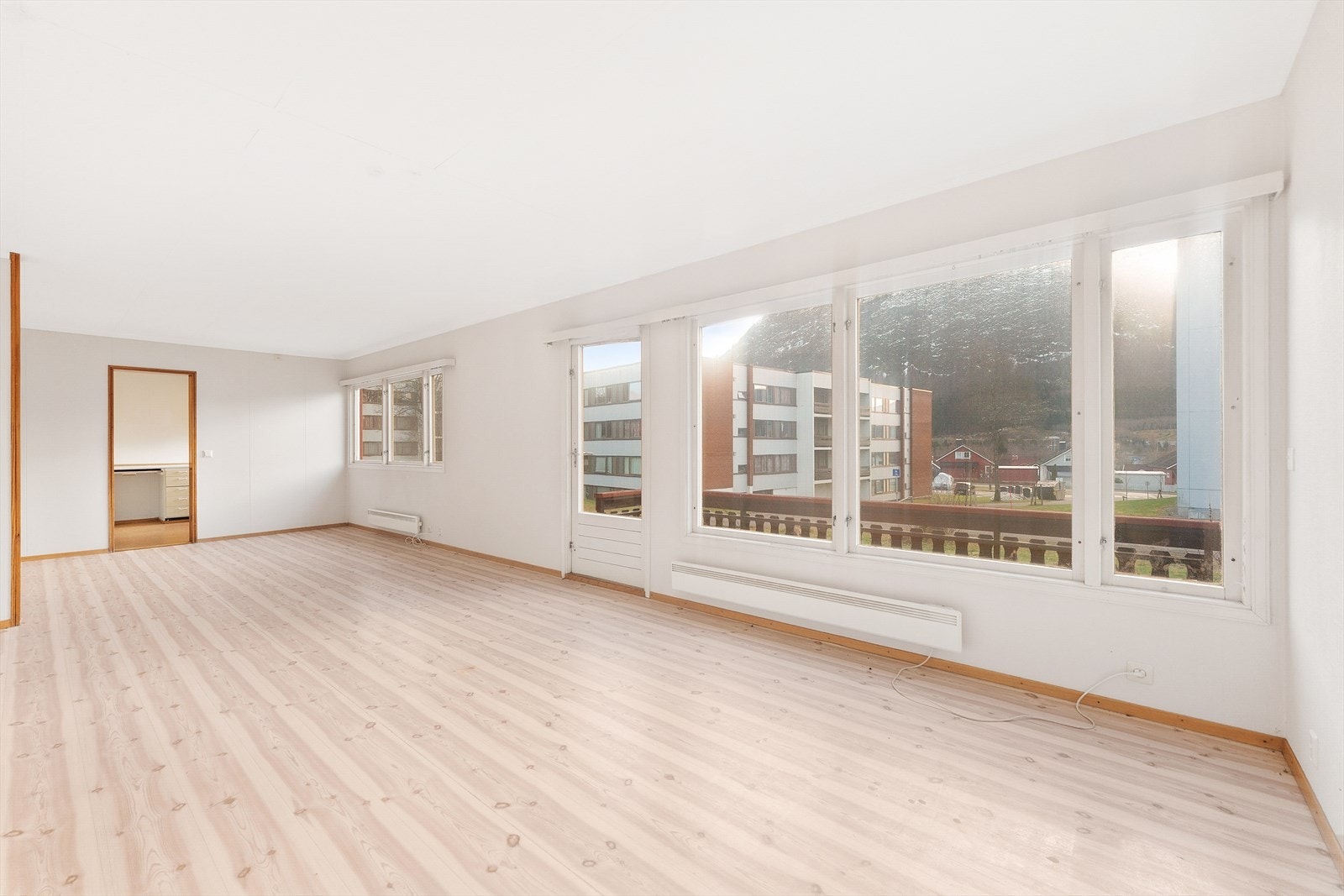 Romslig stue mot kjøkken Galleribilde