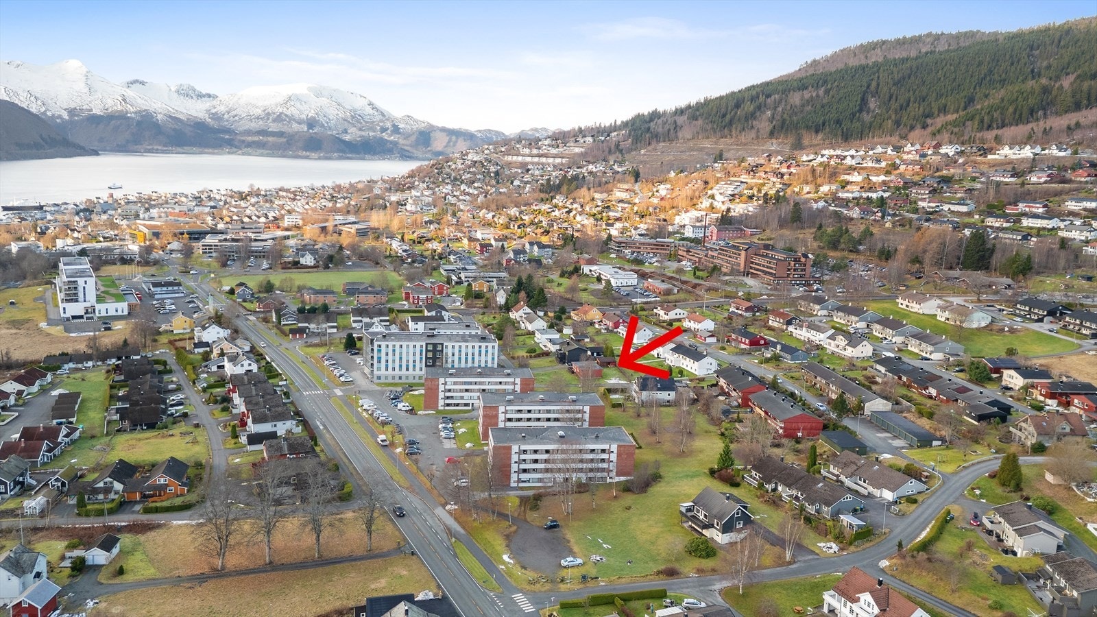 Sentral beliggenheit m/kort avstand til butikkar, sjukehuset, høgskular osv. Galleribilde