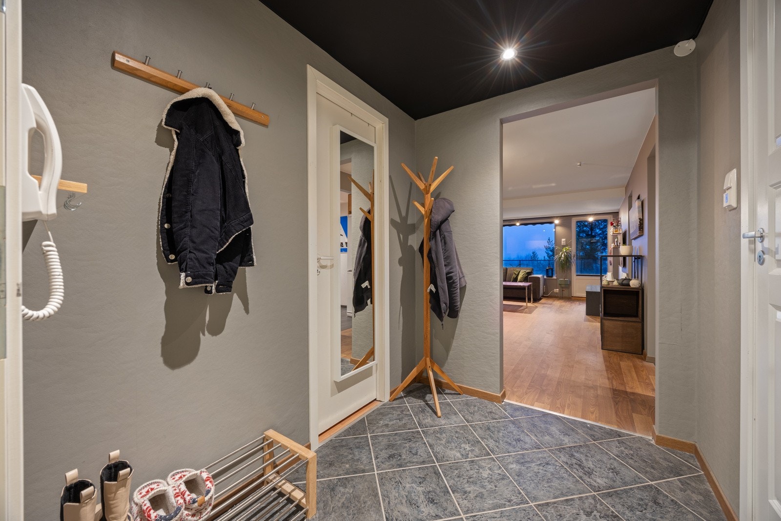 Flislagt entré med god plass til yttertøy og sko gir et ryddig og praktisk førsteinntrykk. Himlingen er lyssatt med downlights. Galleribilde