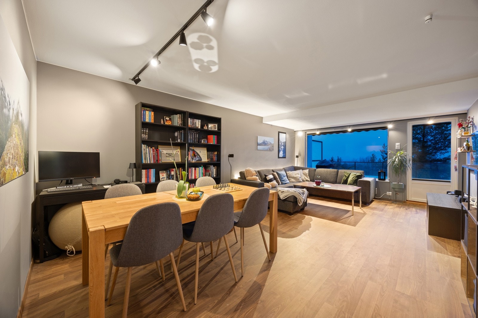 Stuen har god plass til både sofagruppe og spisebord. Galleribilde