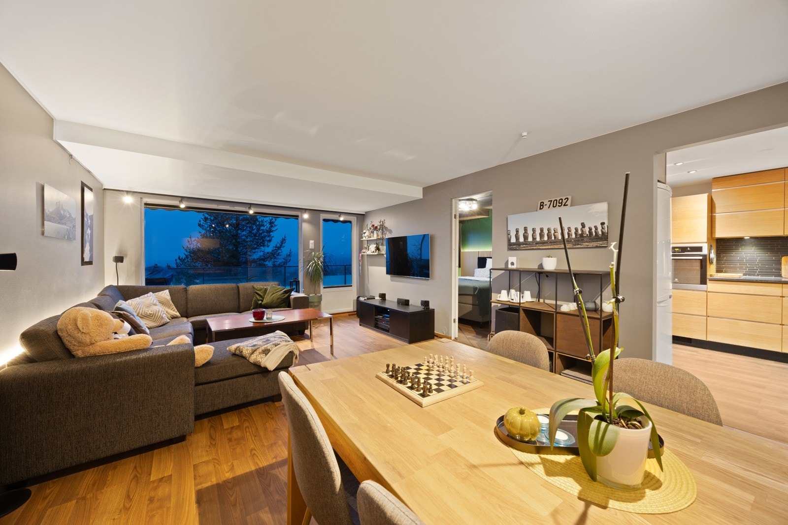 Velkommen til en svært romslig 2-roms leilighet på 62 kvm BRA-I i attraktive Gullblokka øverst i Blystadlia - et rolig boligområde med fine solforhold, utsikt og nærhet til natur, servicetilbud og offentlig kommunikasjon. Galleribilde