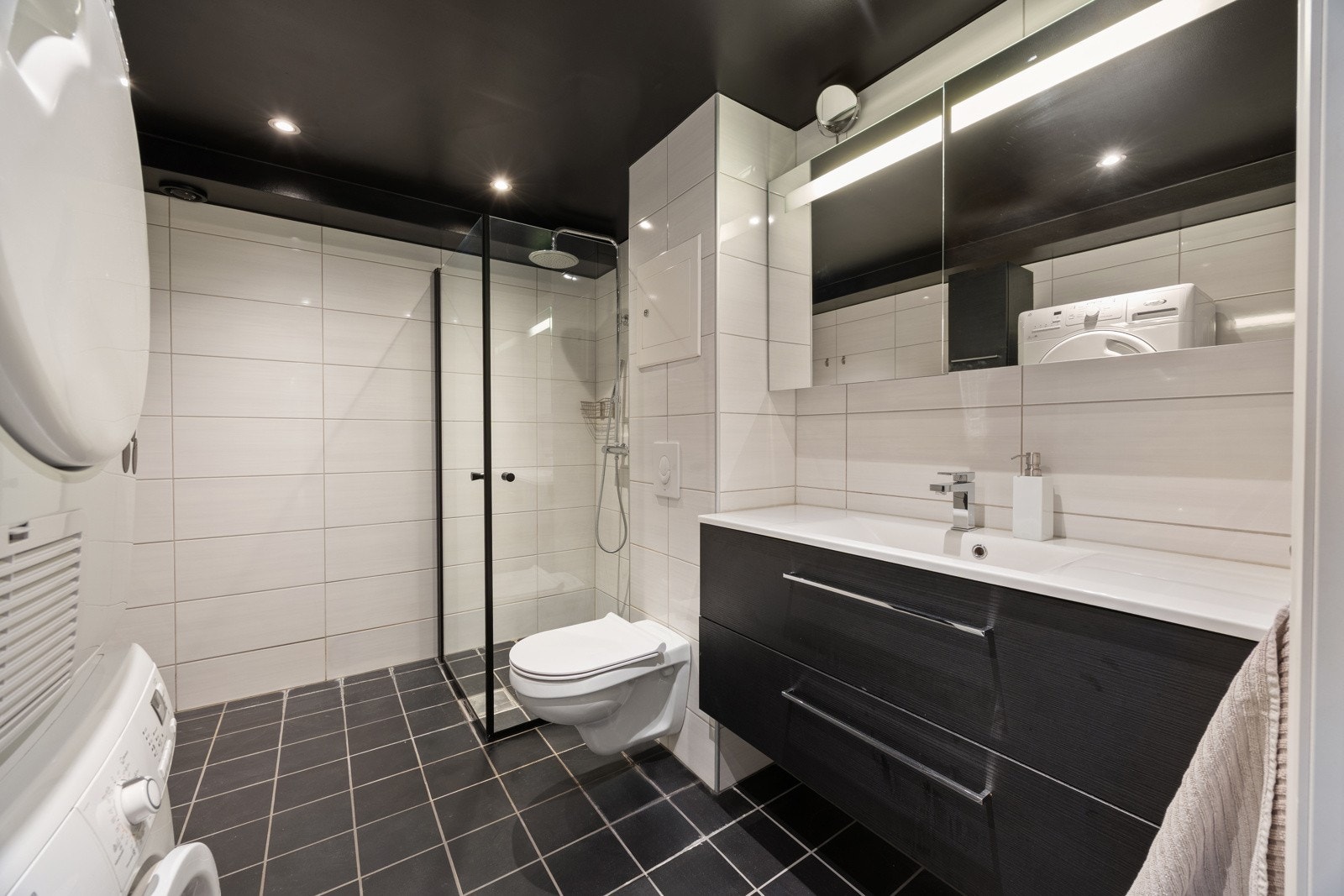 Pent flislagt bad med varmekabler i gulv, pusset opp i 2011. Galleribilde