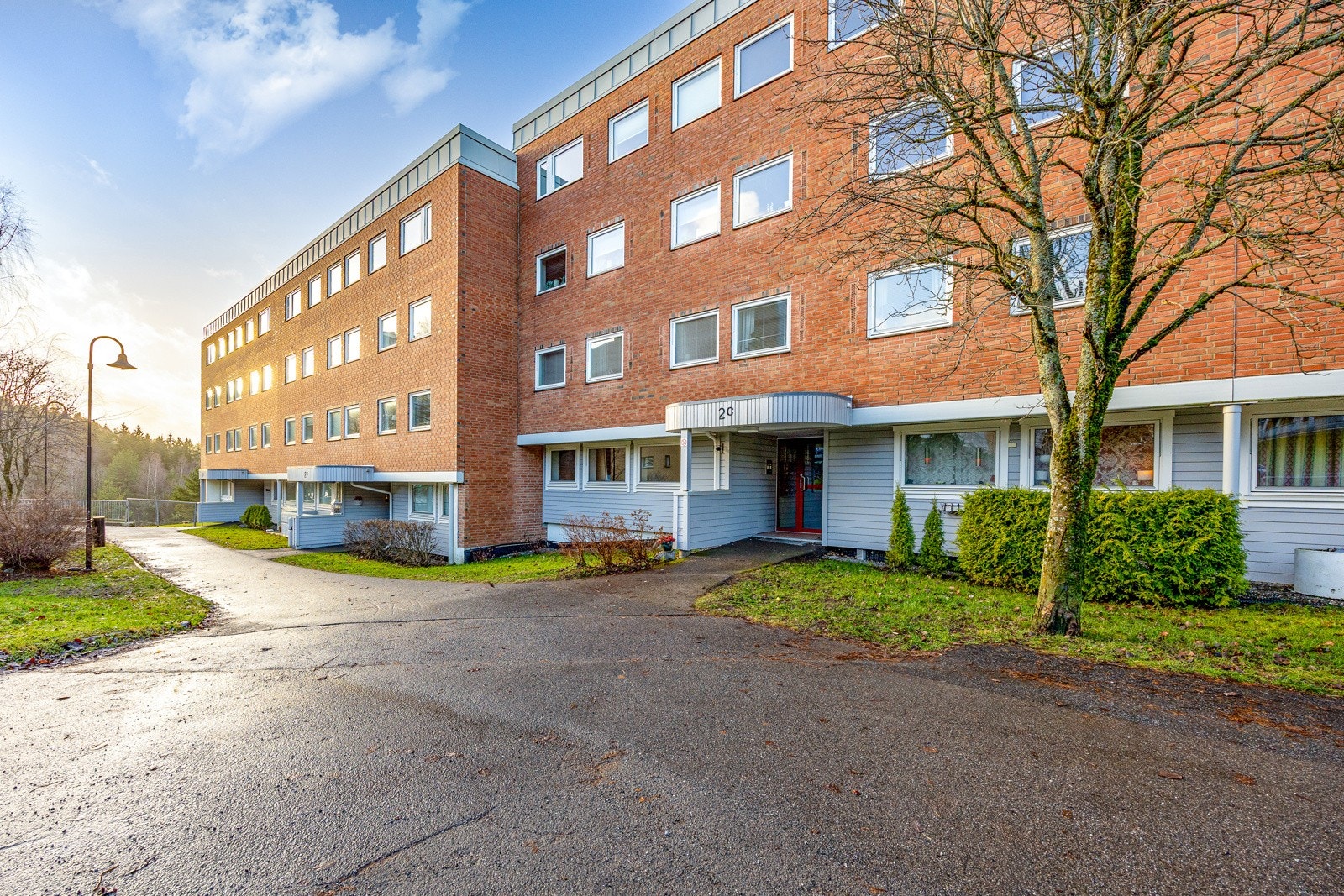 Leiligheten ligger i et rolig og veletablert boligområde uten gjennomgangstrafikk på toppen av Blystadlia i Rælingen kommune. Galleribilde