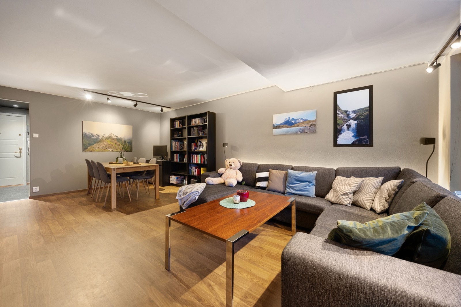 Laminatgulvet har underliggende varmefolie (ny i 2015), som gir ekstra komfort. Galleribilde