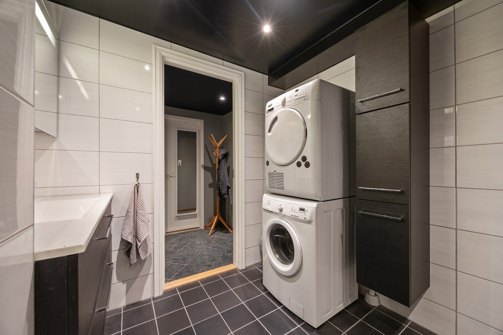 Opplegg og plass for vaskemaskin og tørketrommel i søyle. Himlingen er lyssatt med downlights. Galleribilde
