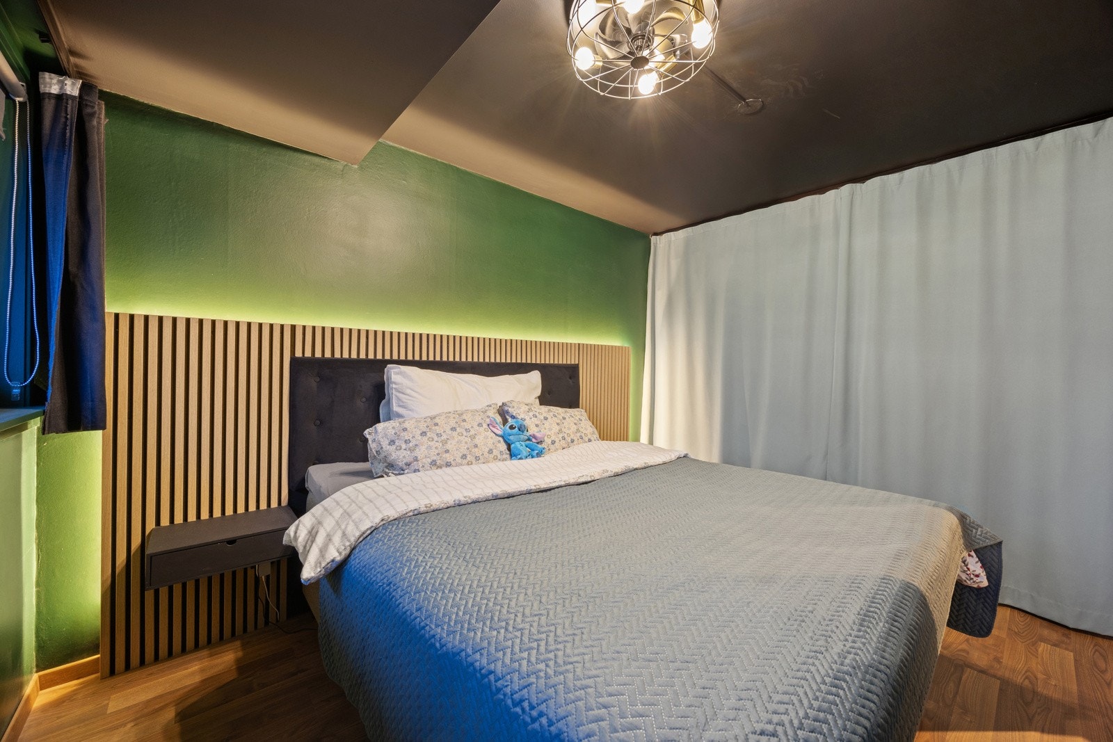 I 2025 har eier spesialtilpasset en lekker sengegavl med spiler. Rommet har god plass til garderobeløsning etter eget ønske. Galleribilde