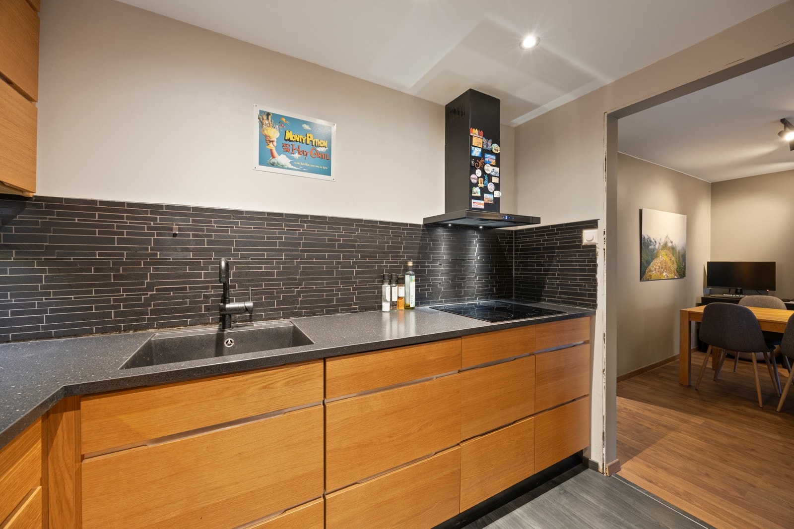 Av utstyr medfølger integrerte hvitevarer som stekeovn, platetopp og oppvaskmaskin. Det er avsatt plass til frittstående kjøleskap. Elektrisk ventilator er montert over kokesonen. Galleribilde