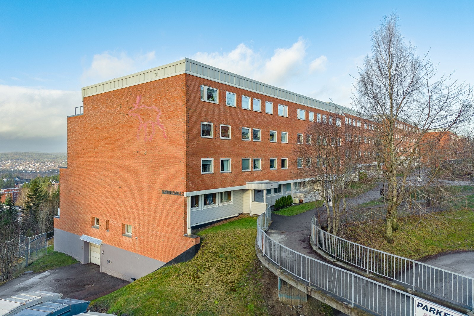 Det er asfaltert adkomst, internveier og parkeringsarealer. Galleribilde