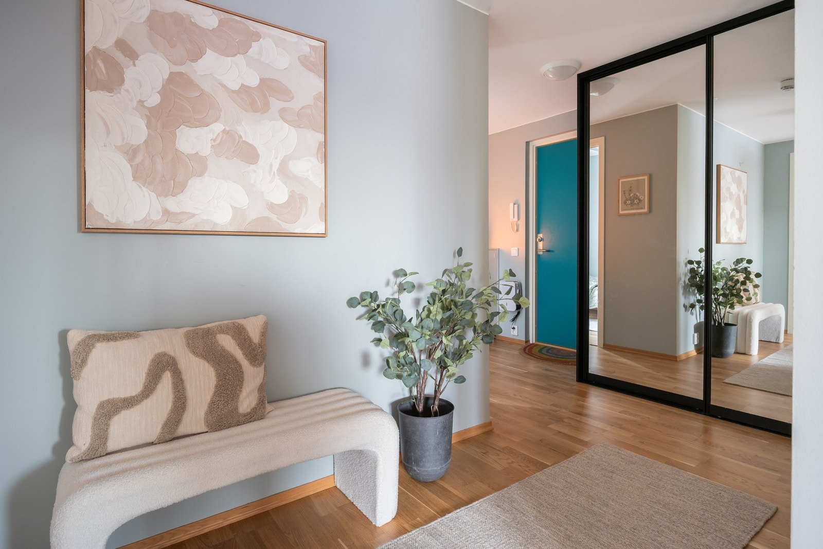 Innbydende entré praktisk skyvedørsgarderobe. For øvrig god lagring med bod i leiligheten walk-in-closet, og privat bod i kjelleretasjen. Galleribilde