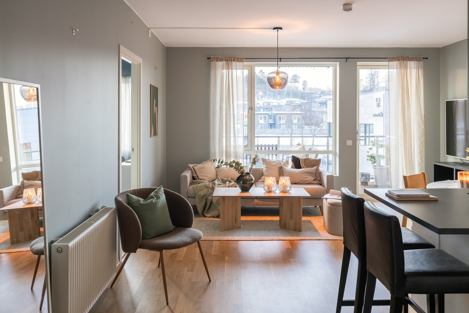 Boligen ligger i 3. etasje og er godt plassert i høyden med to balkonger, en balkong på hver side. Galleribilde