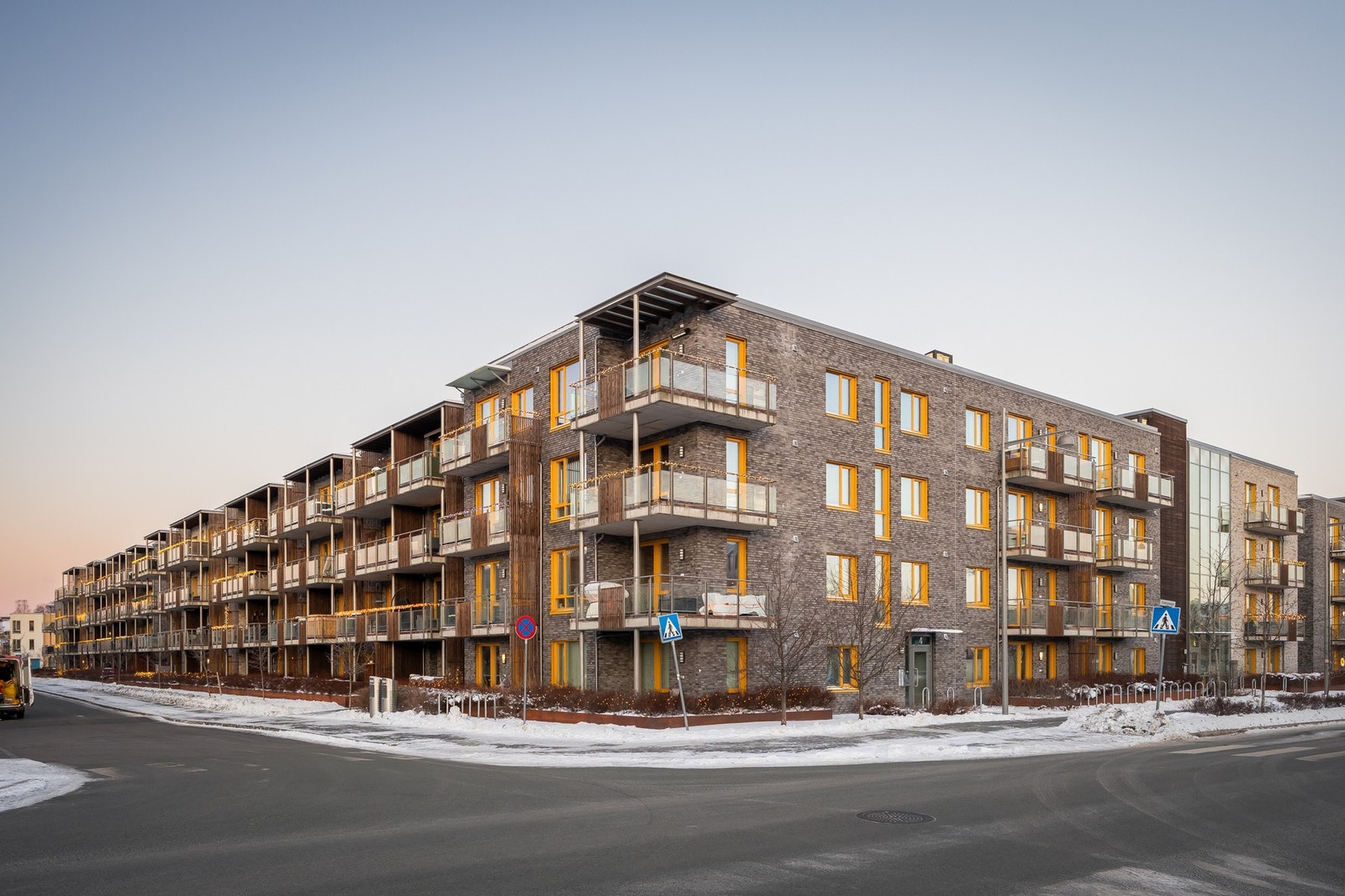 Boligen har en god beliggenhet, høyt hevet i 3. etasje og har balkong både mot sør og på motsatt side mot bakgården. Galleribilde