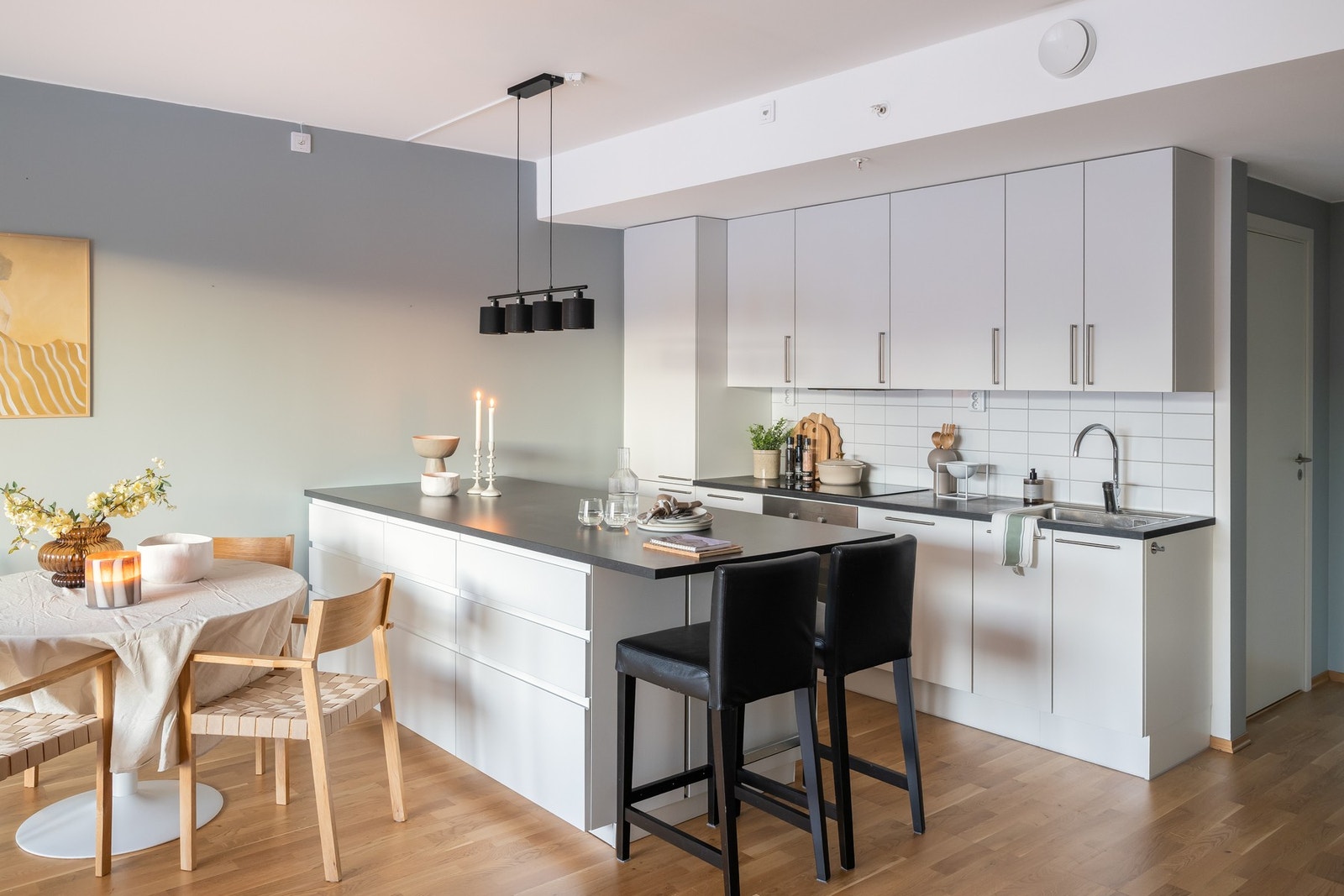 Moderne kjøkken med integrerte hvitevarer, og oppgradert med ei romslig og praktisk kjøkkenøy med svært god benk- og lagringsplass. Galleribilde