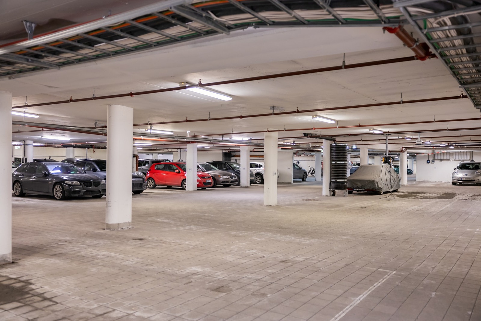 Sjeldent gode med to p-plasser i oppvarmet p-kjeller som følger med boligen. Galleribilde