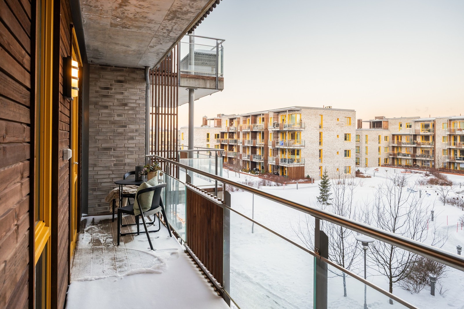 Bakgården er flott opparbeidet med grøntareal med sittebenker. Her kan man nyte kveldssola på sommerstid. Galleribilde