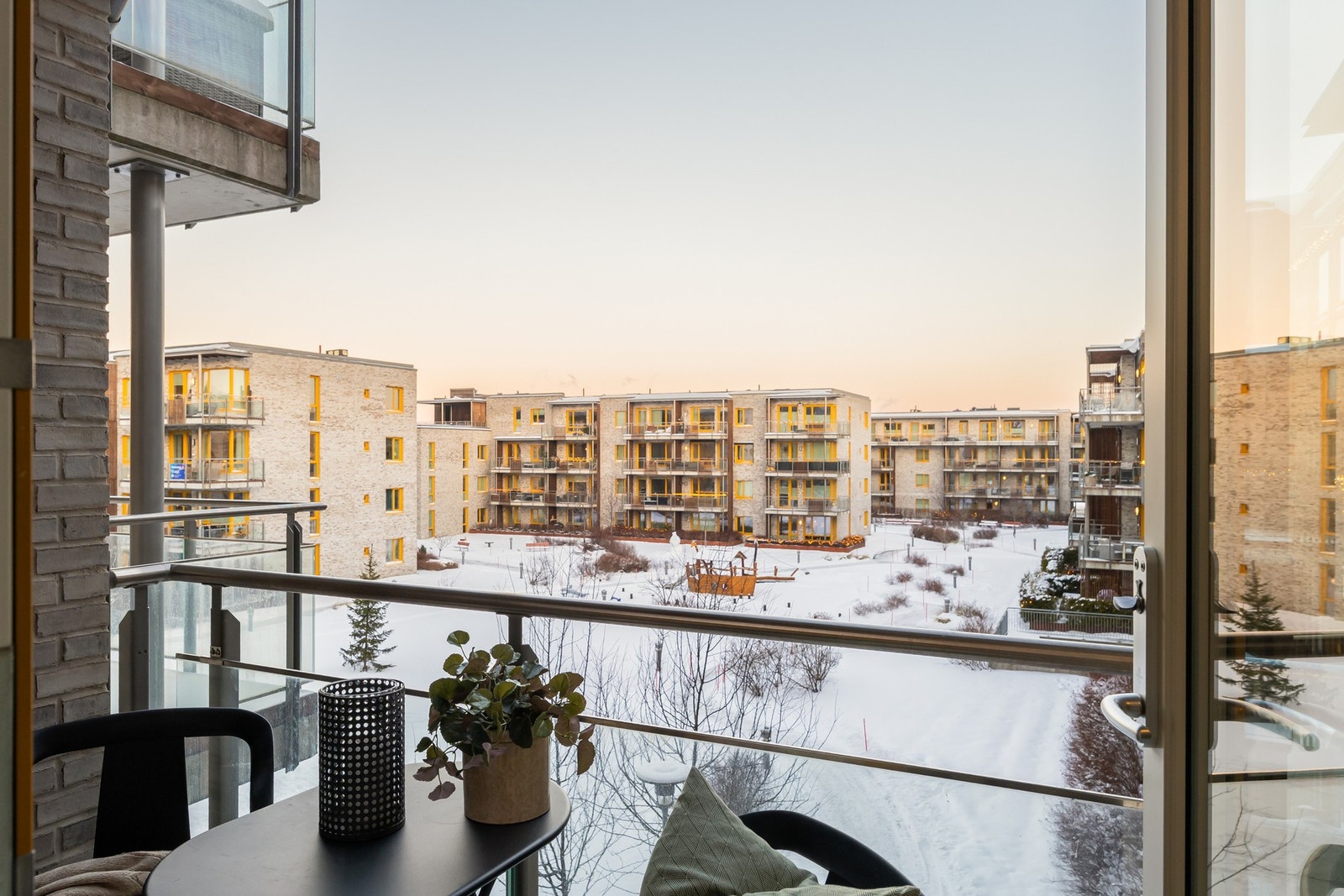 Fra det største soverommet er det tilgang på balkong som vender inn mot en rolig bakgård. Galleribilde