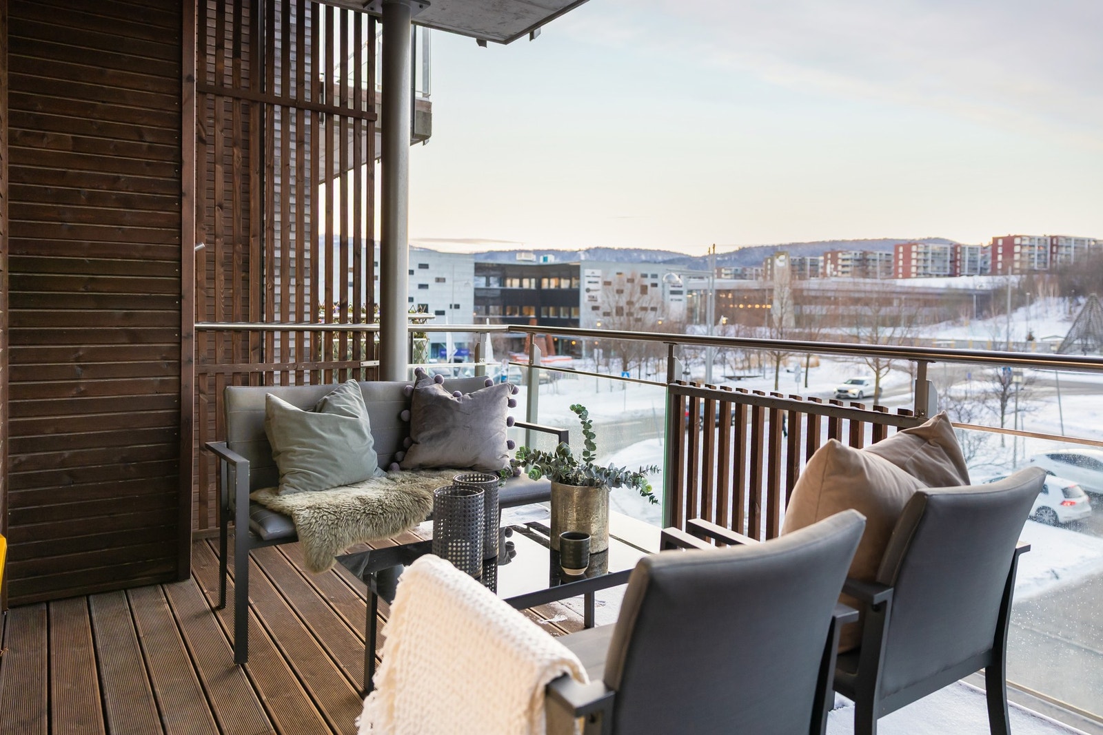 Sørvendt balkong utenfor stua på ca. 11 kvm med svært gode solforhold fra tidlig morgen og godt utpå ettermiddagen. Galleribilde