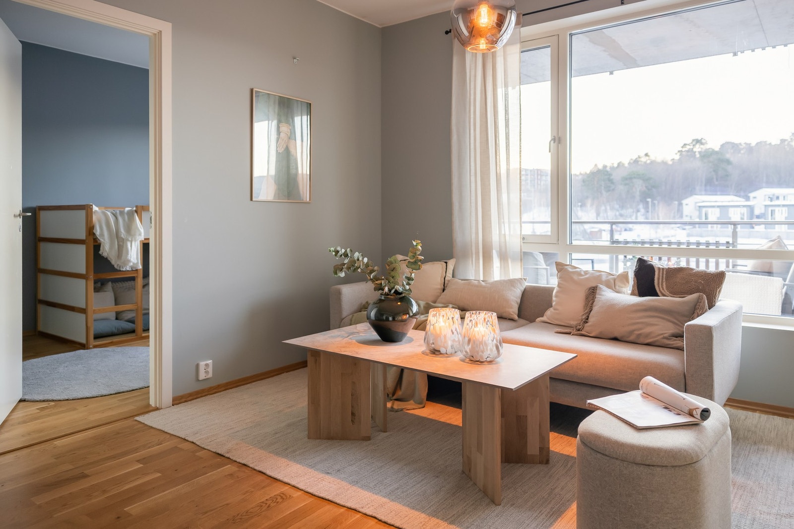 Stuearealet gir rom for både spisebord og sofaavdeling. Galleribilde