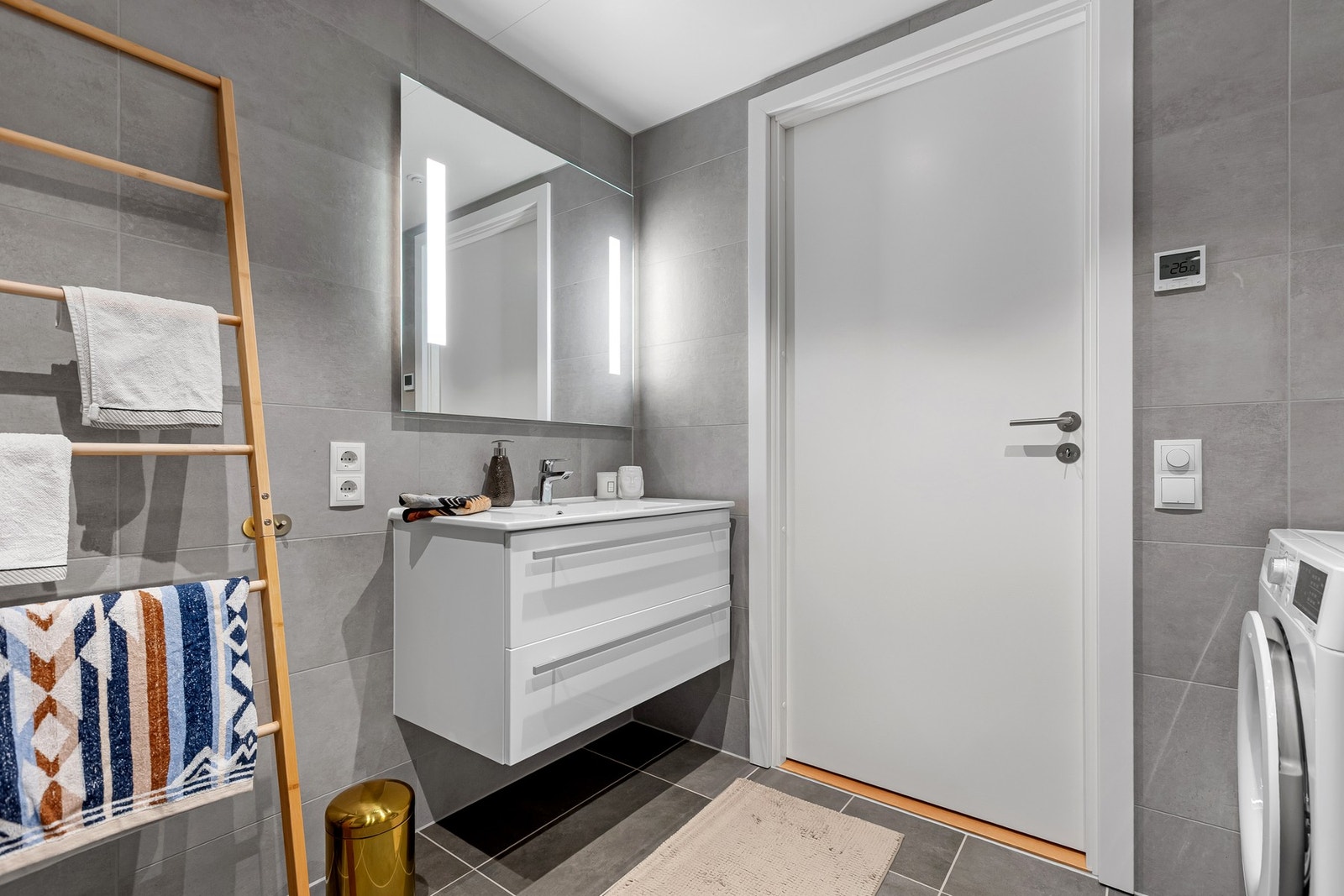 Det er opplegg for vaskemaskin og tørketrommel på badet. Galleribilde