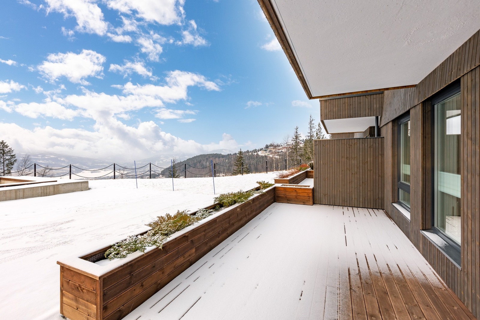 Attraktivt beliggende leilighet i Solhøgda III med solrik uteplass og flott utsikt. Galleribilde