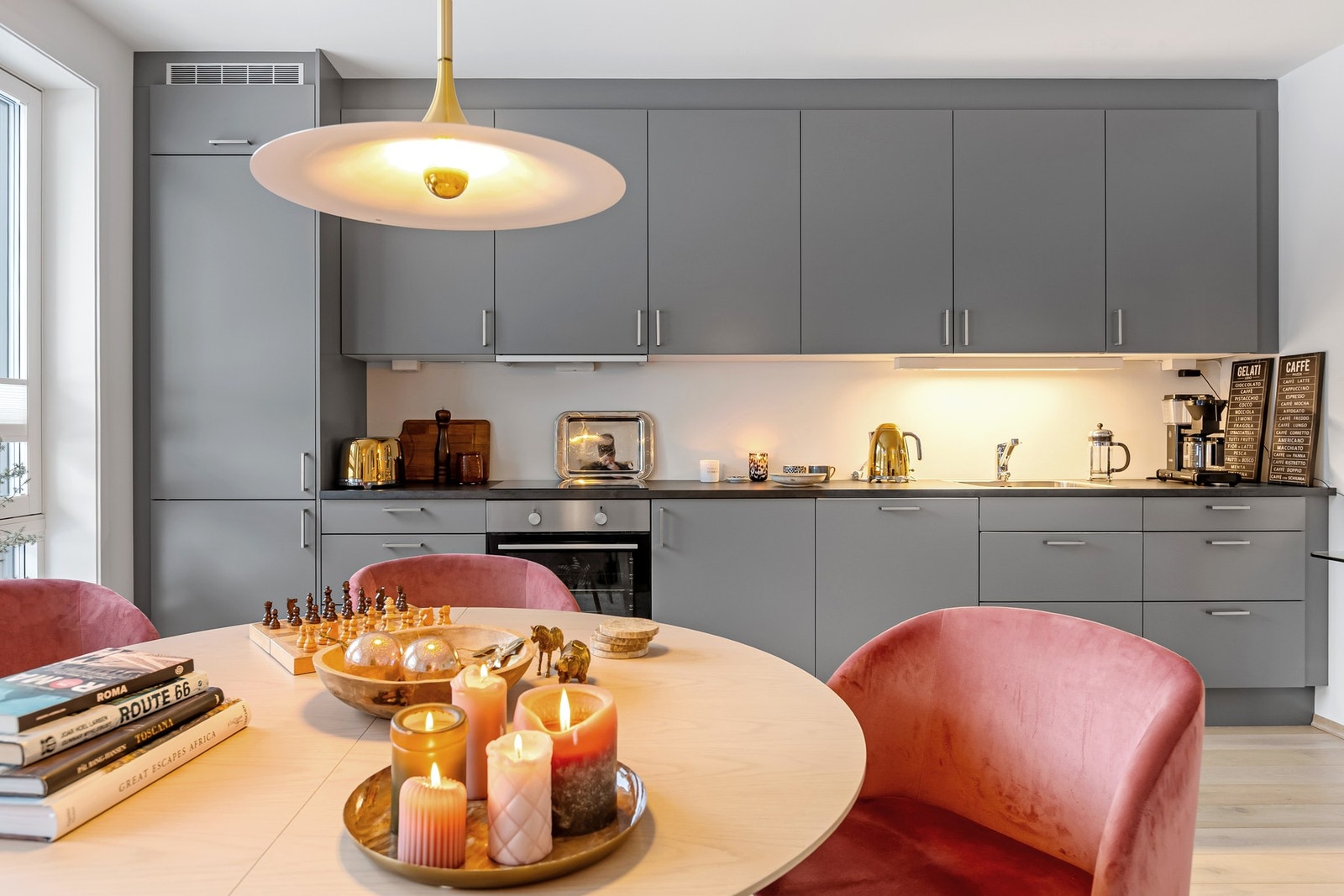 Praktisk og tidsriktig kjøkken med integrerte hvitevarer. Galleribilde