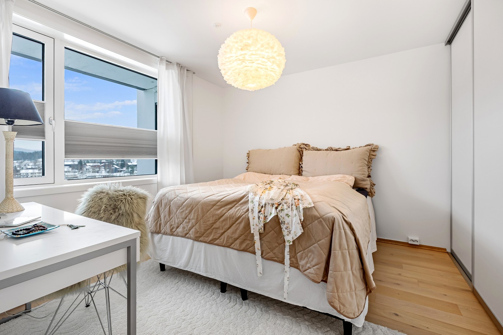 Leiligheten har to lyse og luftige soverom, begge med garderobeløsning. Galleribilde