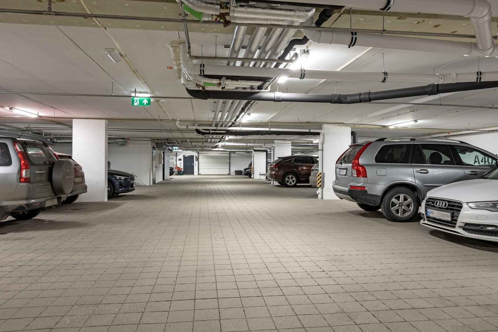 Leiligheten disponerer egen parkeringsplass i garasjekjeller samt egen sportsbod i samme etasje. Galleribilde