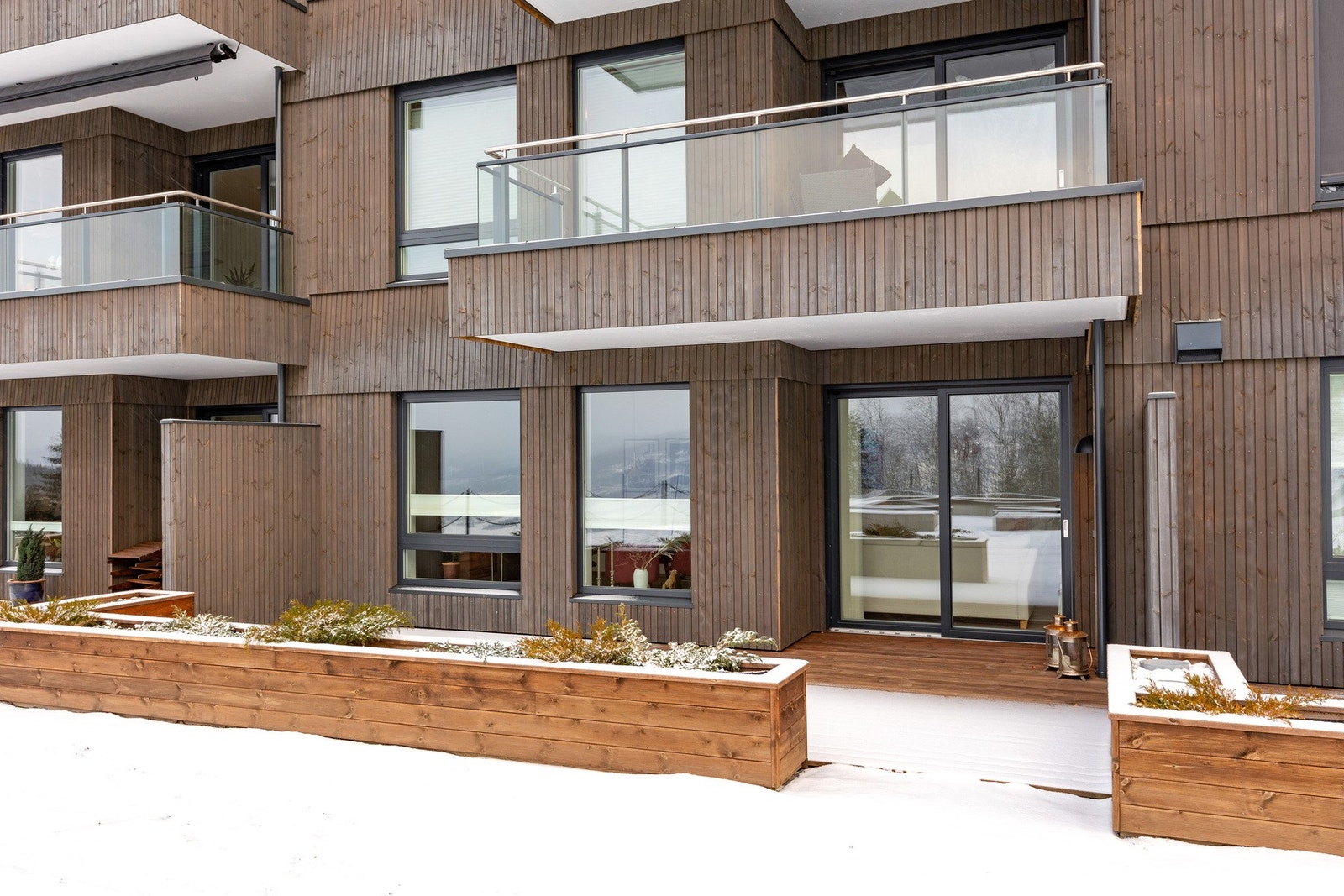 Stor og solrik uteplass som er delvis takoverbygget. Galleribilde