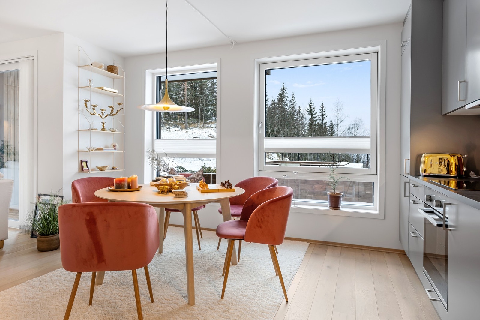 Stue/kjøkken i åpen løsning med plass til sofagruppe og spisestuemøblement. Galleribilde