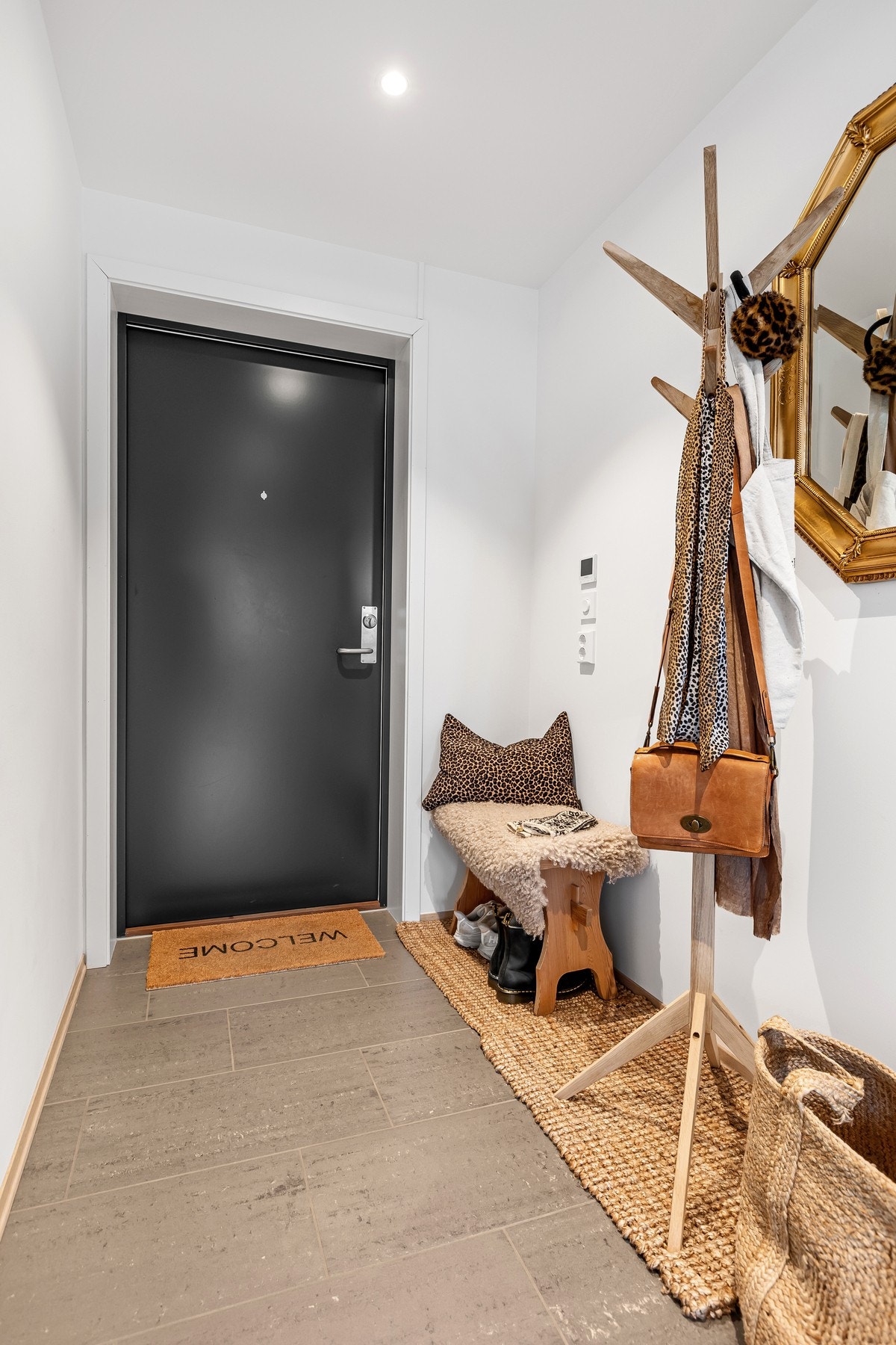 Innbydende entré med plass til sko- og yttertøy. Galleribilde