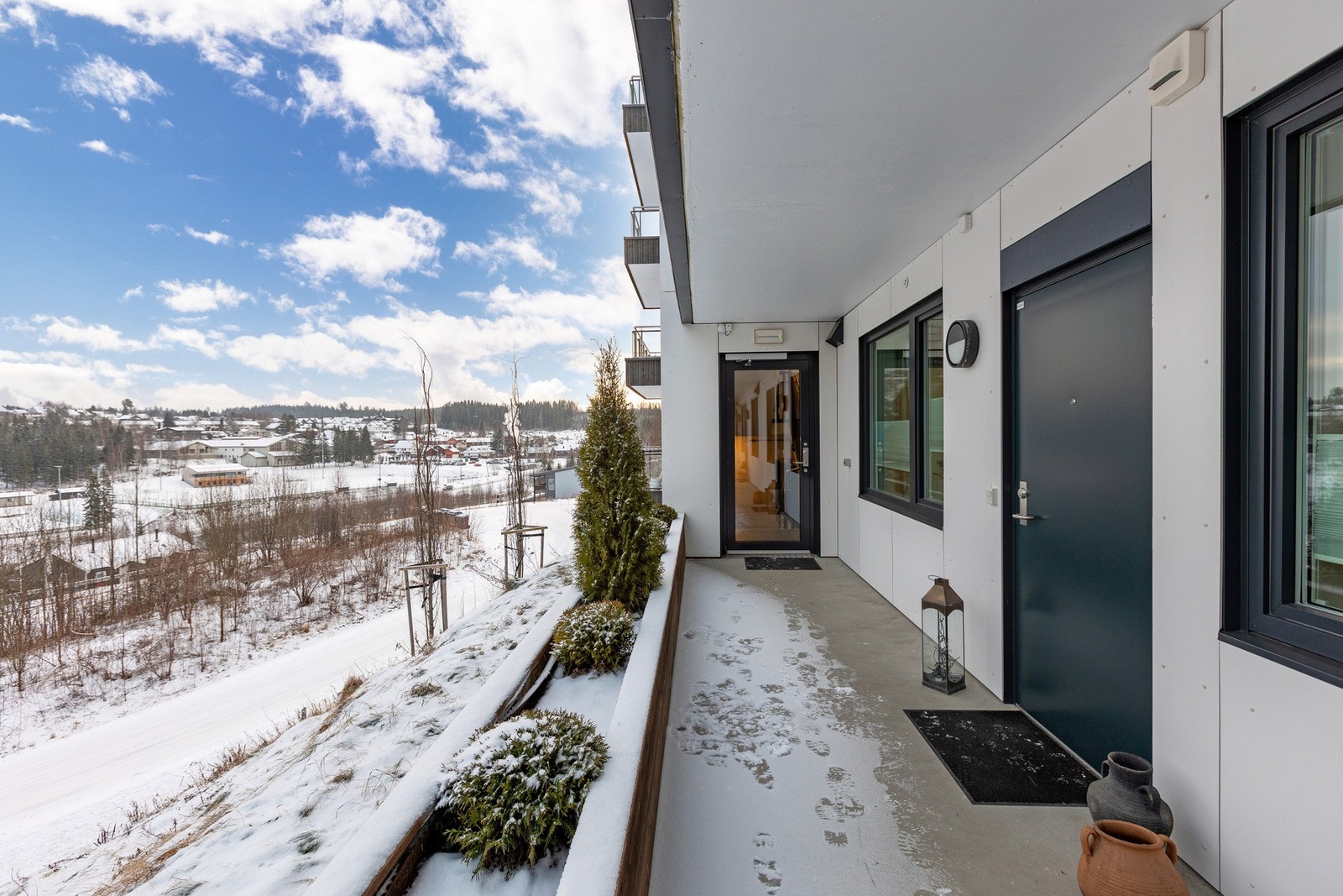 Trappefri adkomst til leiligheten på baksiden av bygget, enten via heis fra garasjekjeller eller hovedinngangen til sameiet. Galleribilde