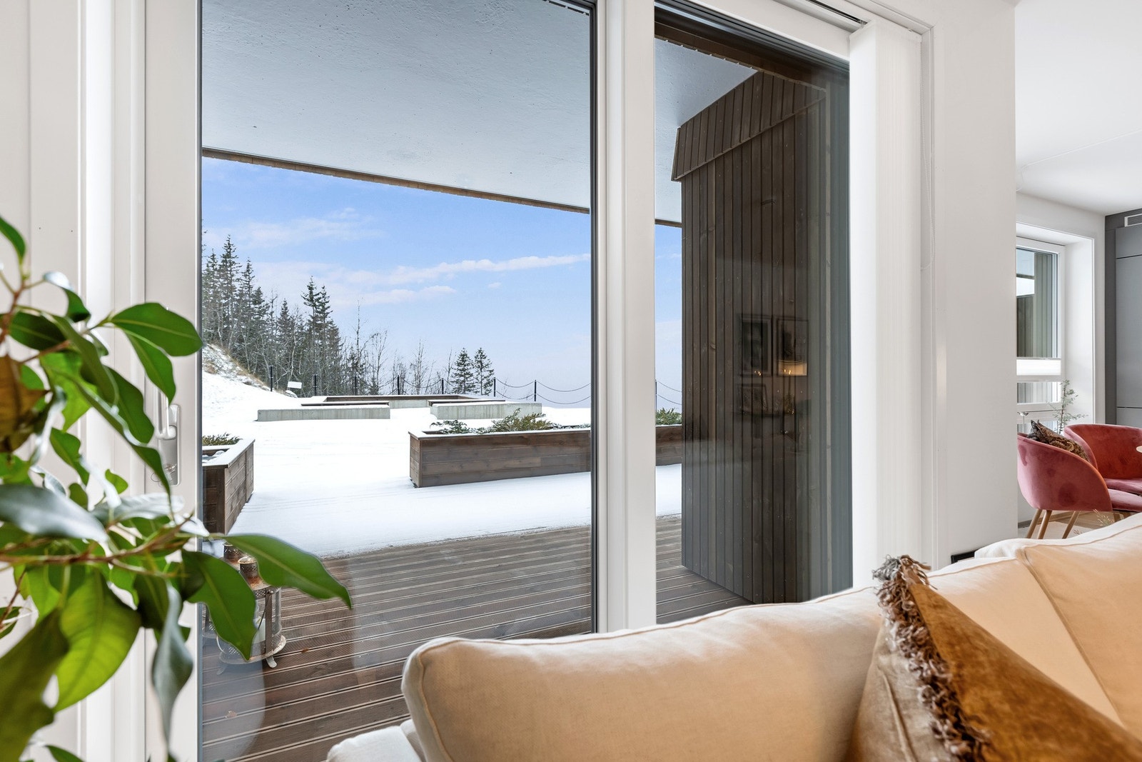 Utgang til markterrassen fra stuedelen. Galleribilde