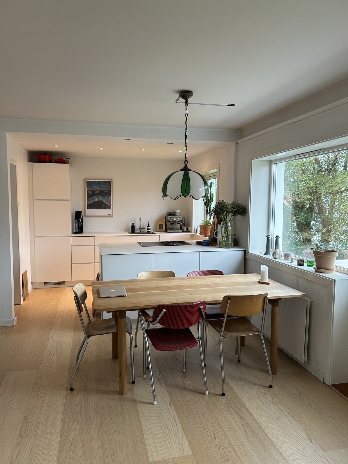 Åpen løsning mellom kjøkken og stue. Store vinuder som slipper inn mye dagslys. Galleribilde