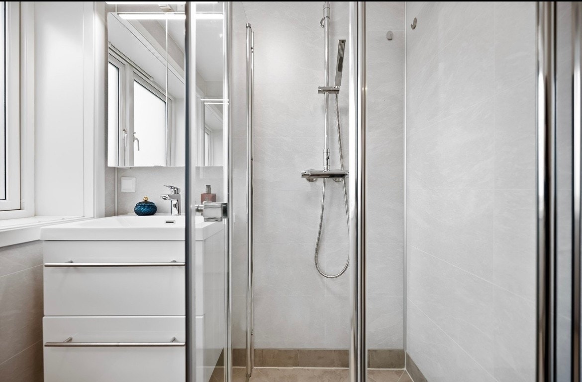 Flott bad med god oppbevaring i både speil og baderomsmøbel Galleribilde