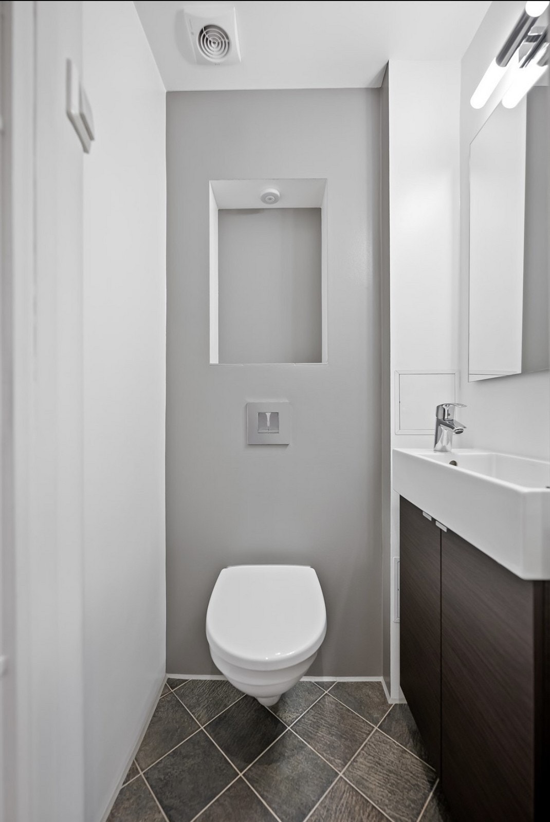 Leilighten har et eget rom for WC Galleribilde