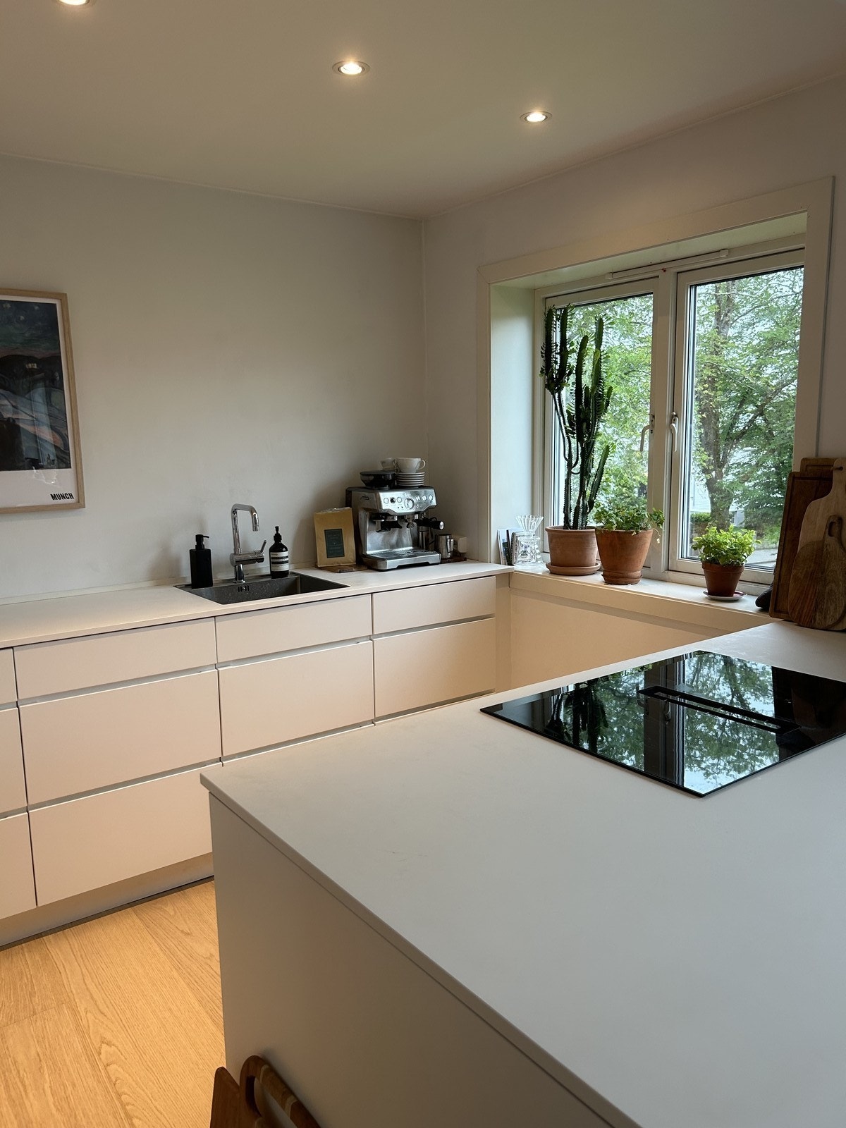 Fullt møblert kjøkken Galleribilde