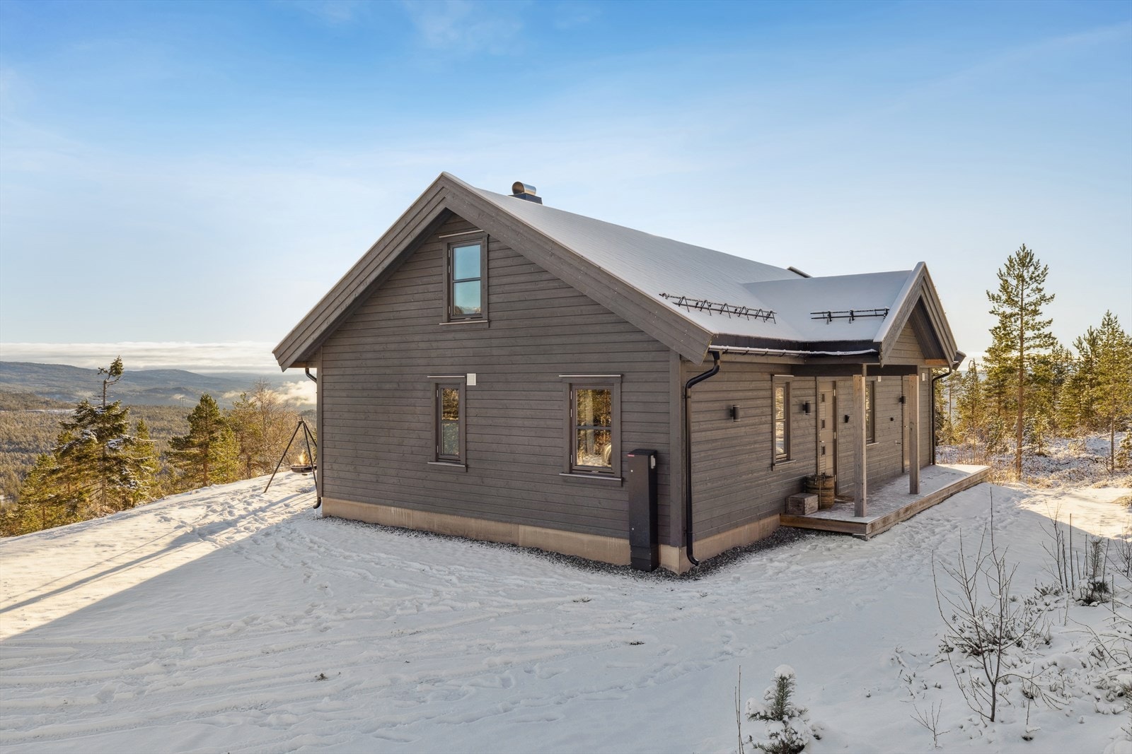 Det er bilvei helt frem til hytta med god plass til flere biler Galleribilde