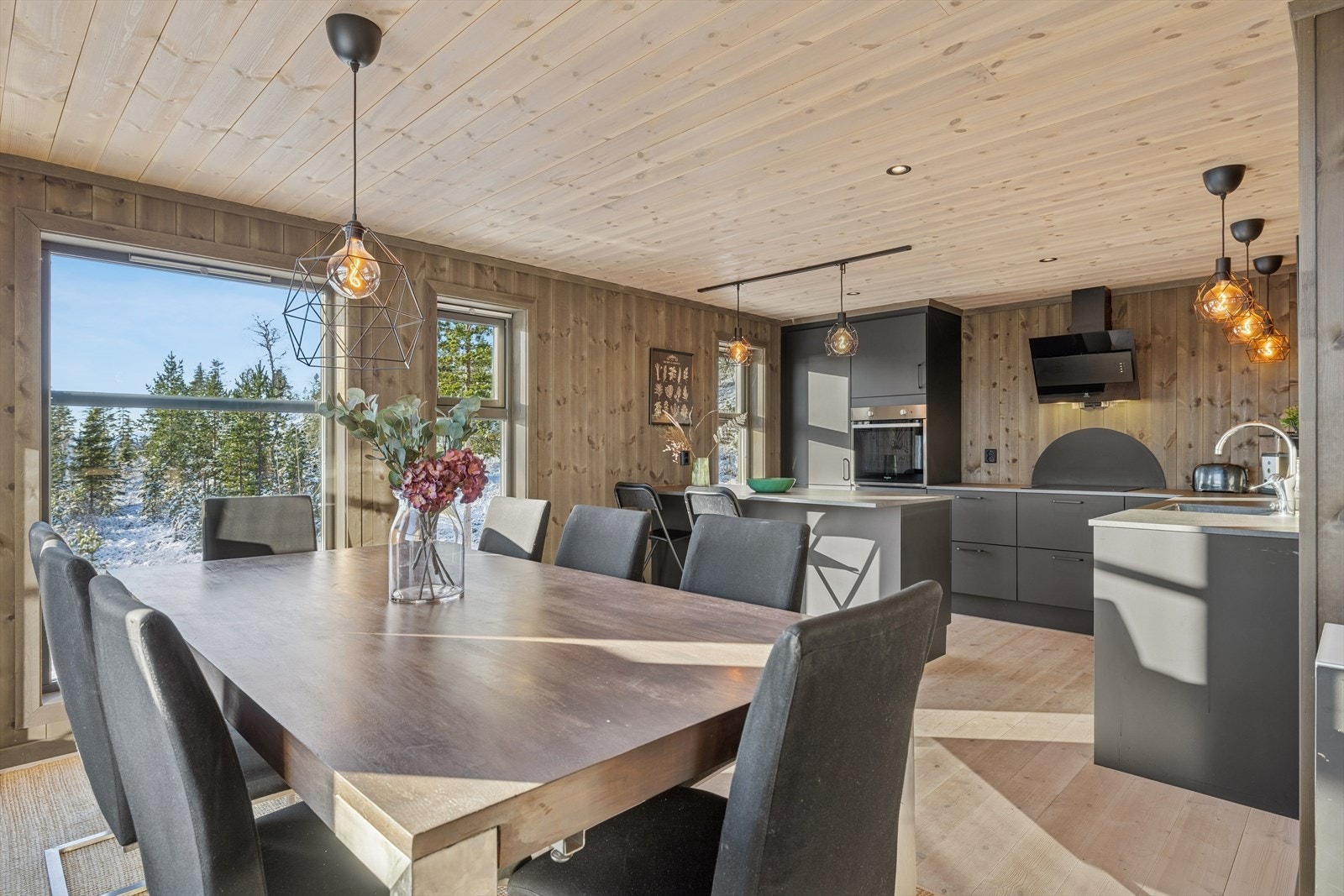 Den åpne løsningen gjør rommene sosiale og blir et naturlig samlingspunkt for hele familien Galleribilde