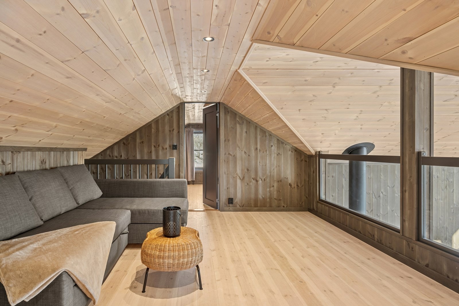 Koselig hemsstue med adkomst til 2 store hemsrom, innredet som soverom Galleribilde