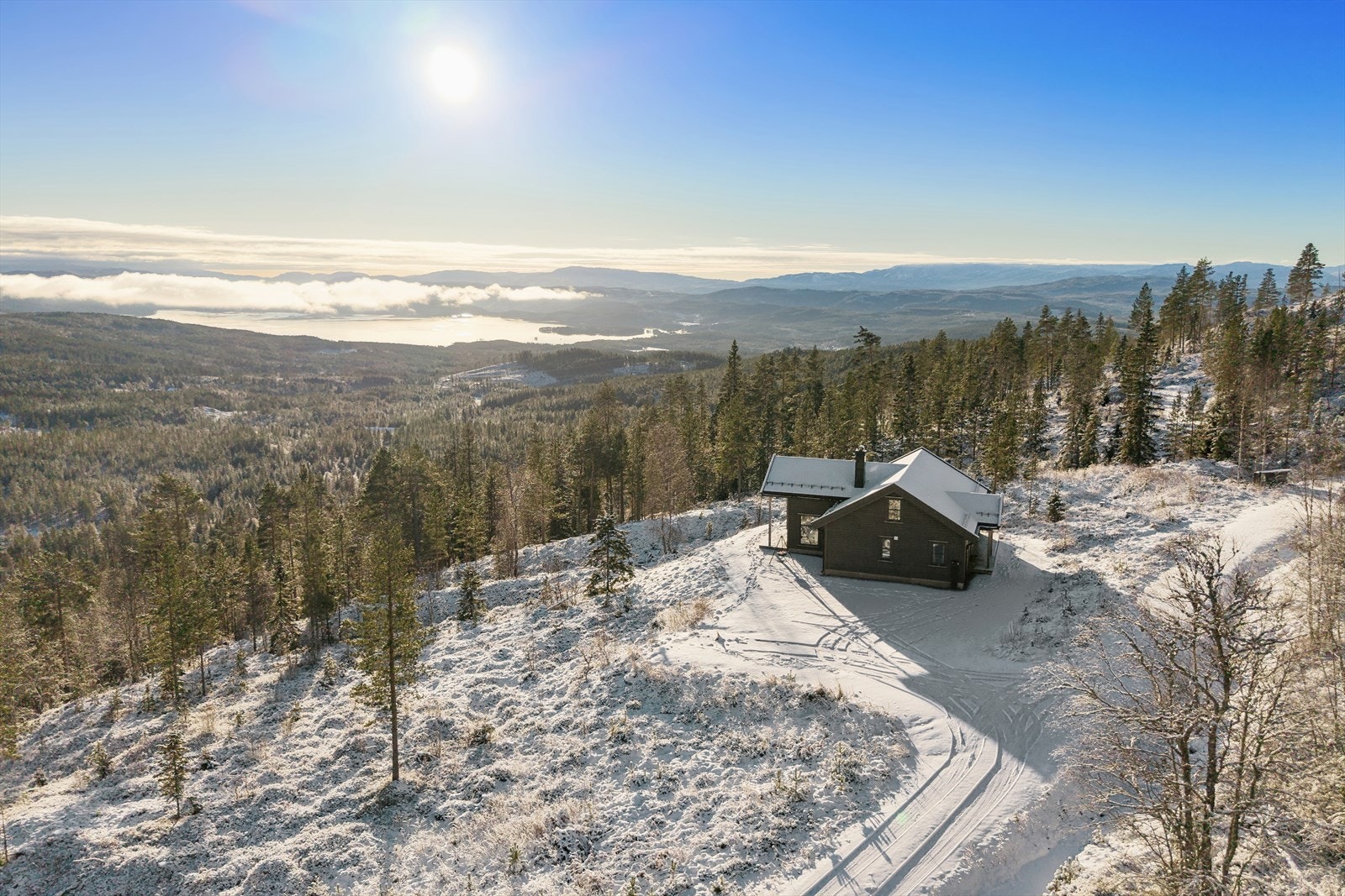 Hytta har en solrik beliggenhet, med umiddelbar nærhet til turmuligheter og idyllisk fjellterreng Galleribilde