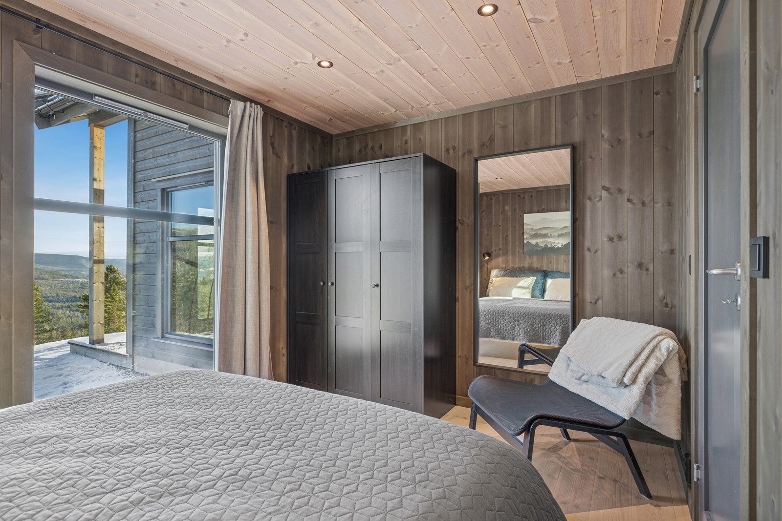 Soverommet har god plass til dobbeltseng og garderobe Galleribilde