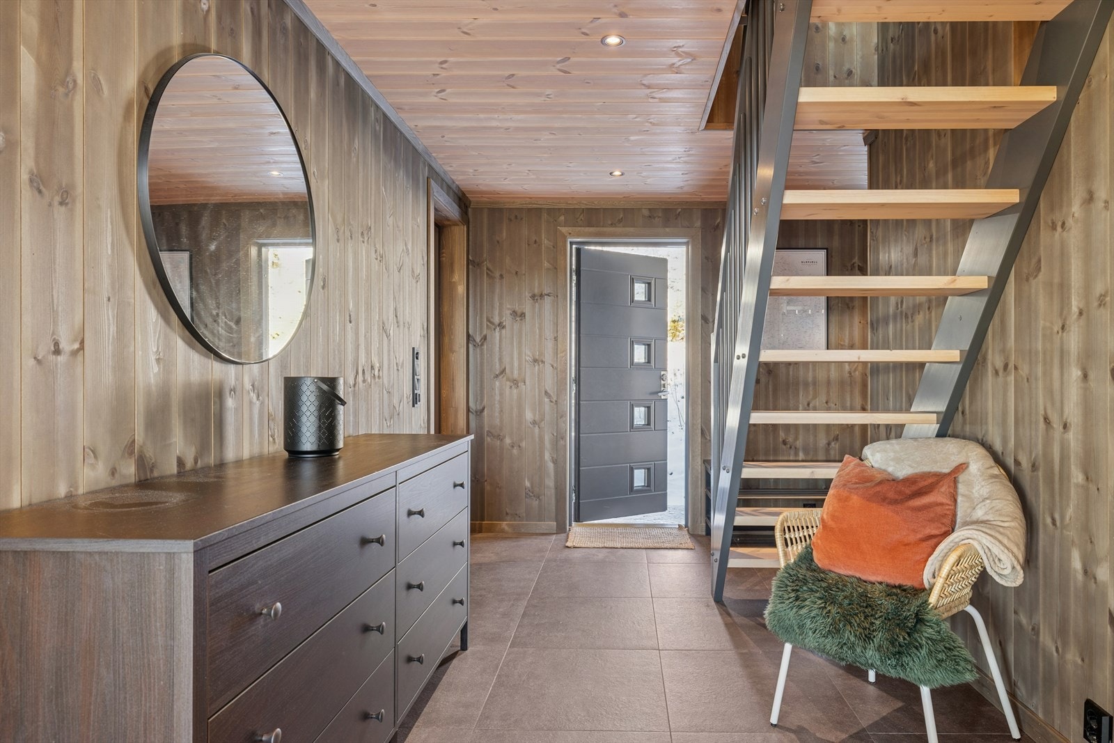 Hytta har en praktisk og flott entre med god plass til oppbevaring av sko og yttertøy Galleribilde