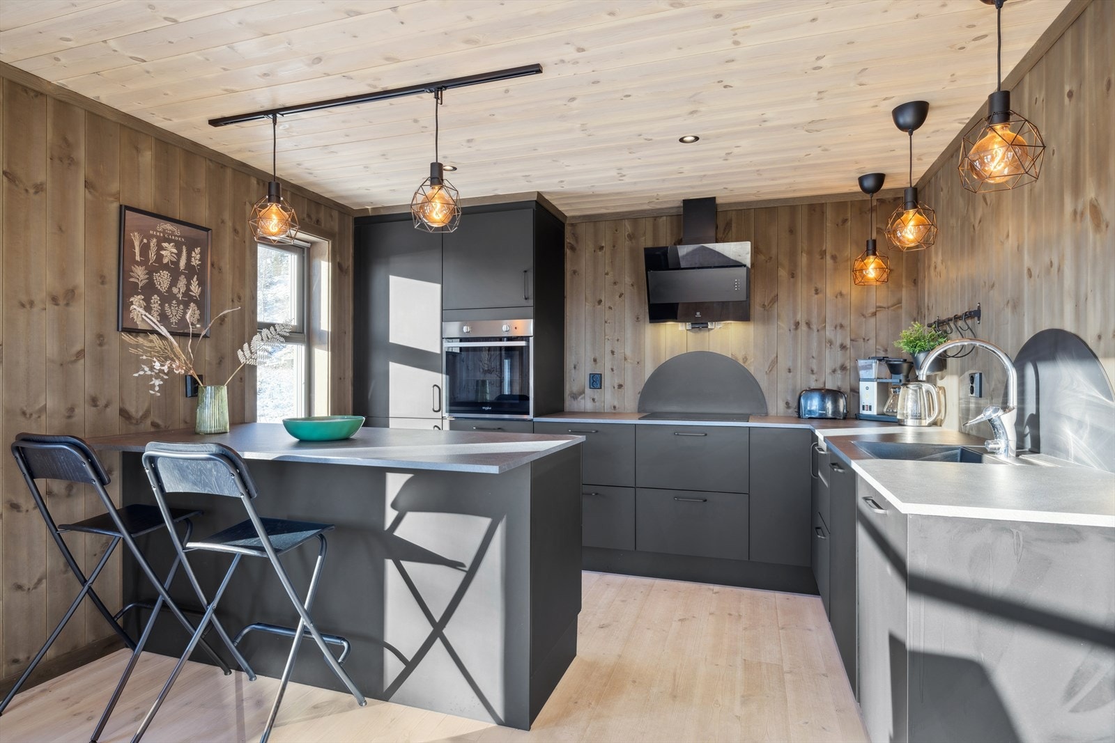 Stilrent kjøkken, godt med skap- og benkeplass. Galleribilde